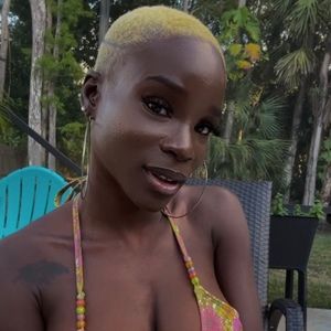 Meet your Posher, Carla